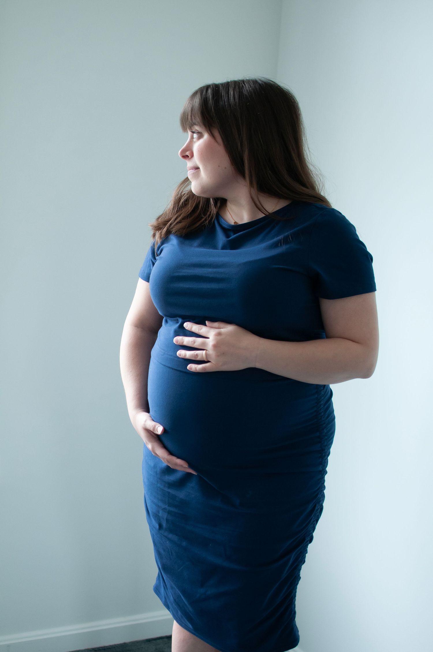 Solo mom maternity image pregnancy pose natural light