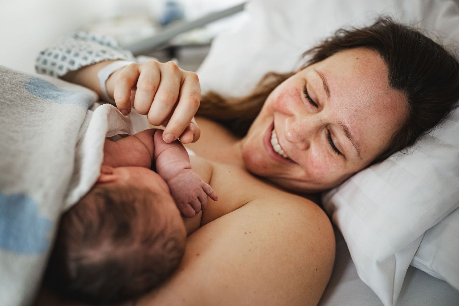 Geburtsfotograf Wien Privatklinik Döbling Mama mit Neugeborenem nach der Geburt