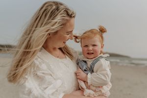 lifestyle family photography, natural candid moments on the beach, family candid moments, mother and daughter sun light on the beach