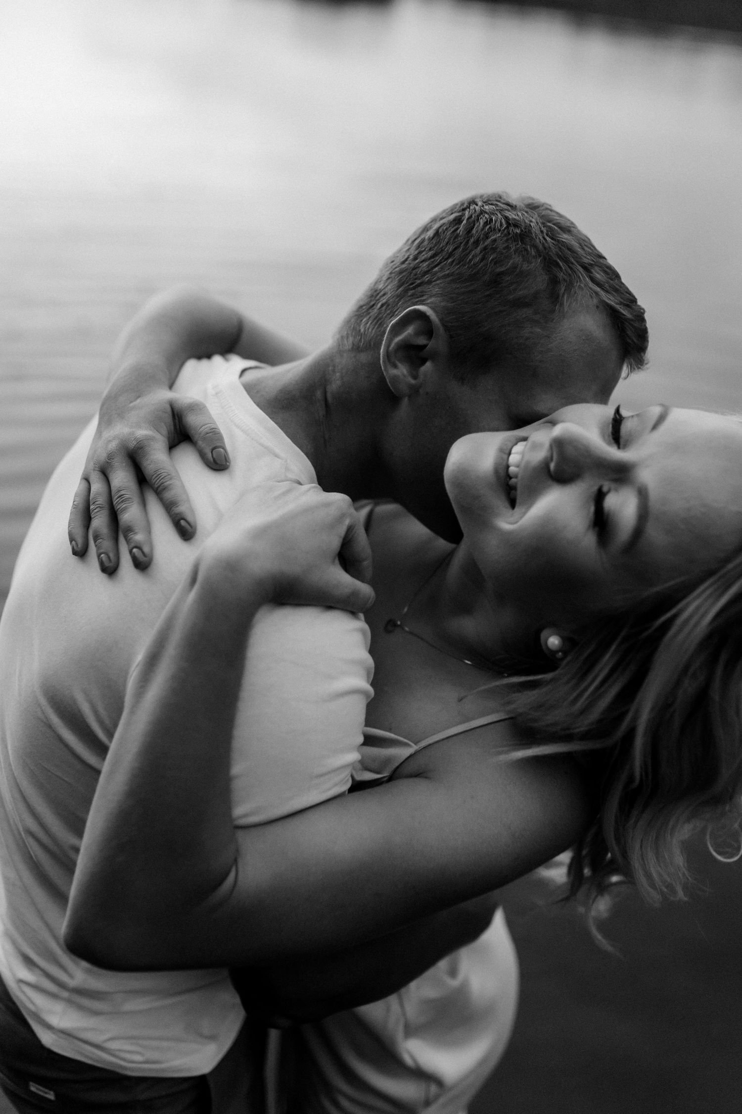 Cernobily parovy portret zamilovaneho paru u vody, emotivni objeti. Profesionalni fotografka Pardubice, Praha, Hluboka. Vodni boudoir.