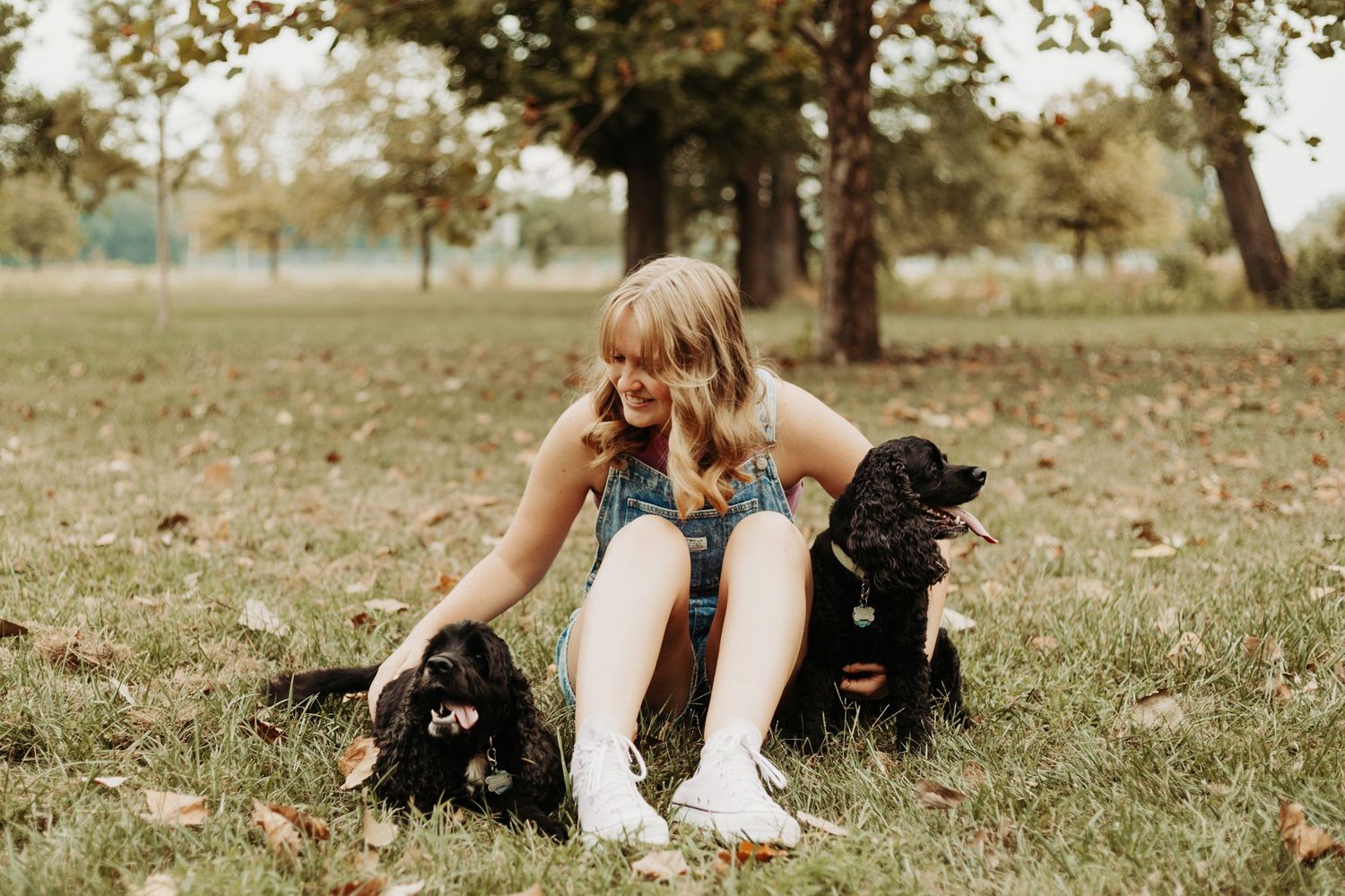Senior photos in the Kansas City metro by a local senior photographer – modern outdoor portraits with authentic, natural poses.