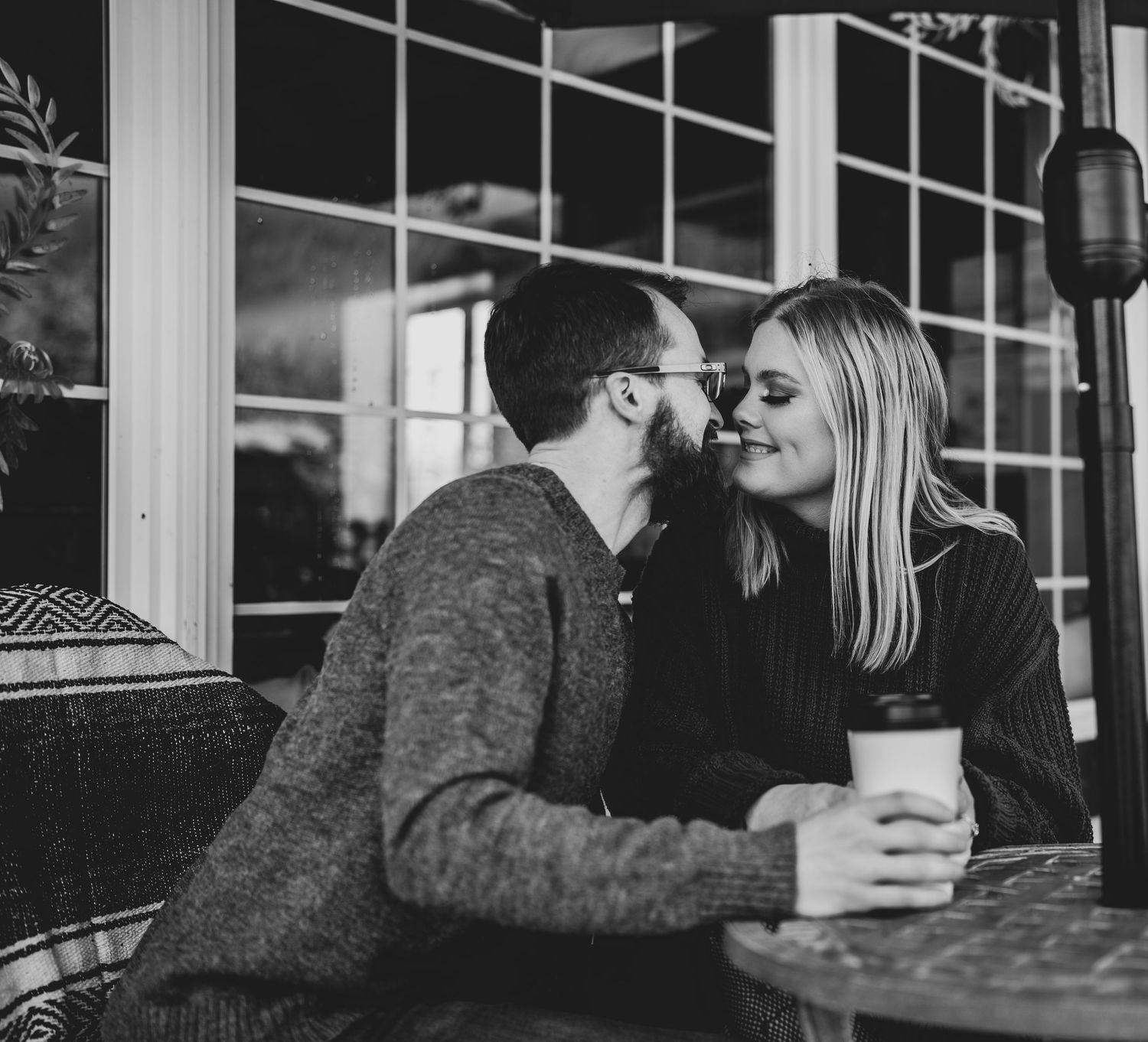 Couple enjoying a coffee together in Leavenworth