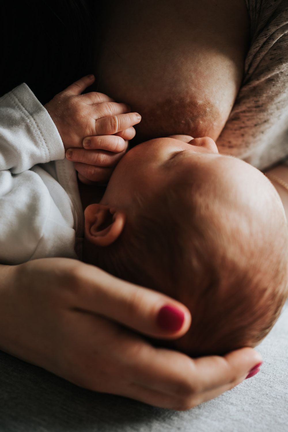 mama karmi piersią synka - czuła sesja rodzinna Kraków