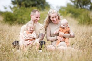 Familie billeder af hele familien, familie fotograf sydfyn, søskende billeder, søskende portræt, børneportræt.