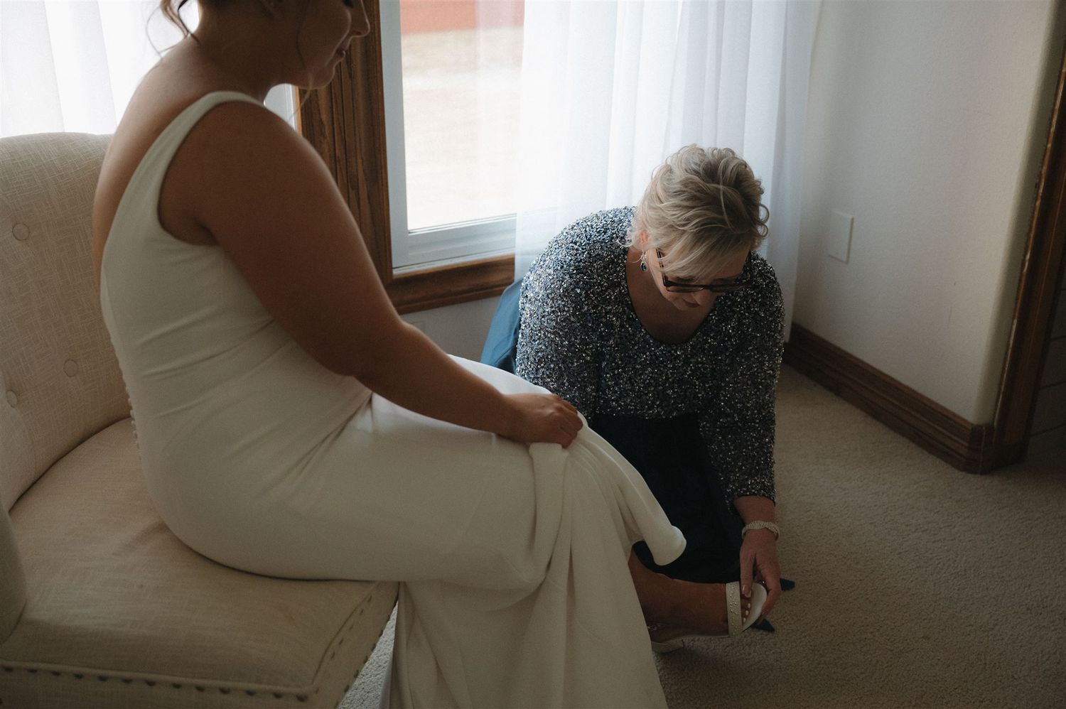 bride getting ready at suite of Fannin Oaks wedding venue in Madisonville, Tx