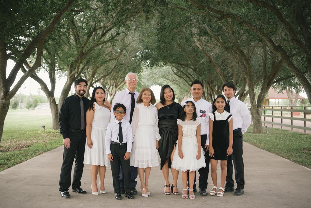 family photo shoot. trees. azenda events. Edinburg, Texas. Wedding photographer.