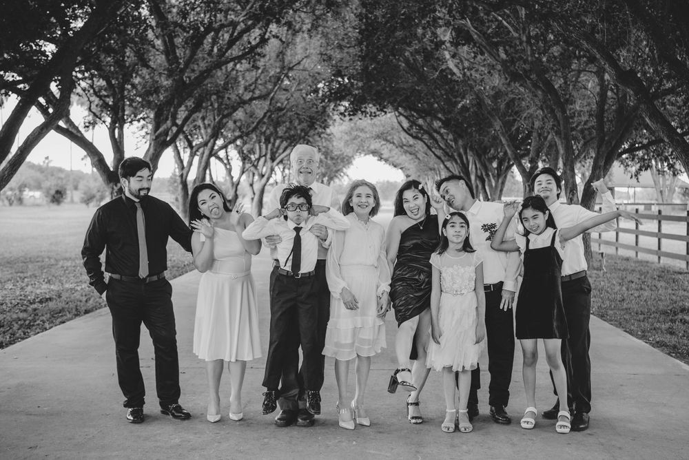 family photo session. black and white. azenda events. Edinburg, Texas. Wedding photographer.