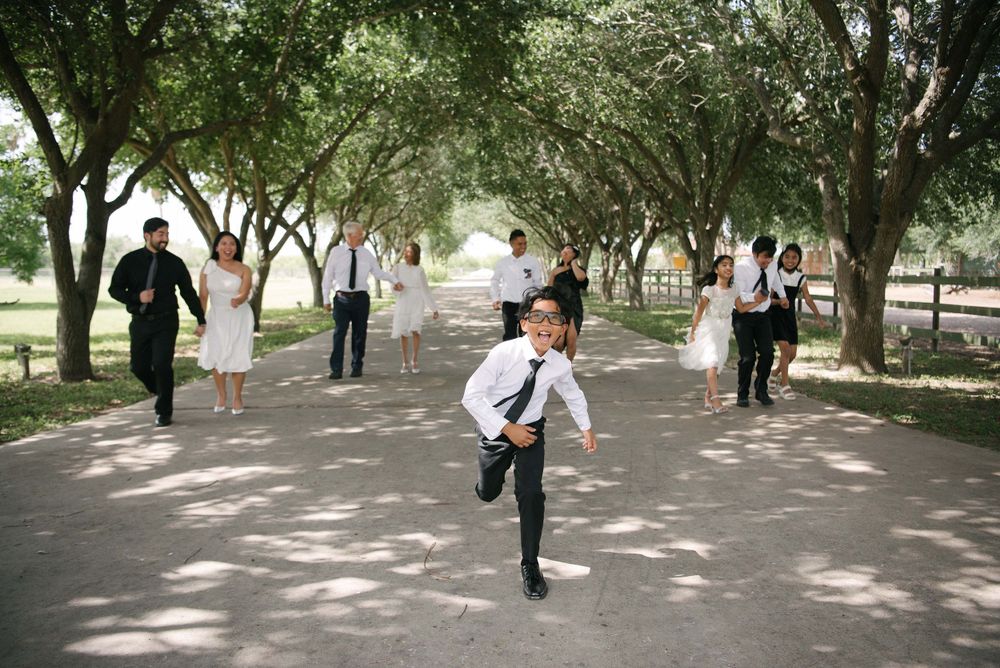 family photo shoot. kids running. azenda events. Edinburg, Texas. Wedding photographer.