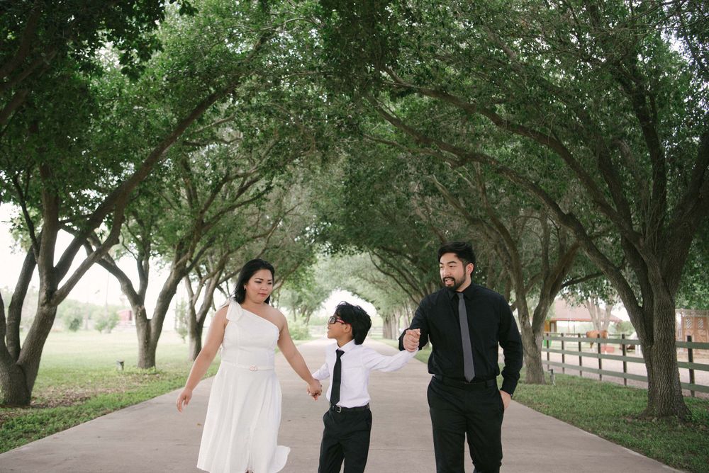 family photo shoot. walking holding hands. azenda events. Edinburg, Texas. Wedding photographer.