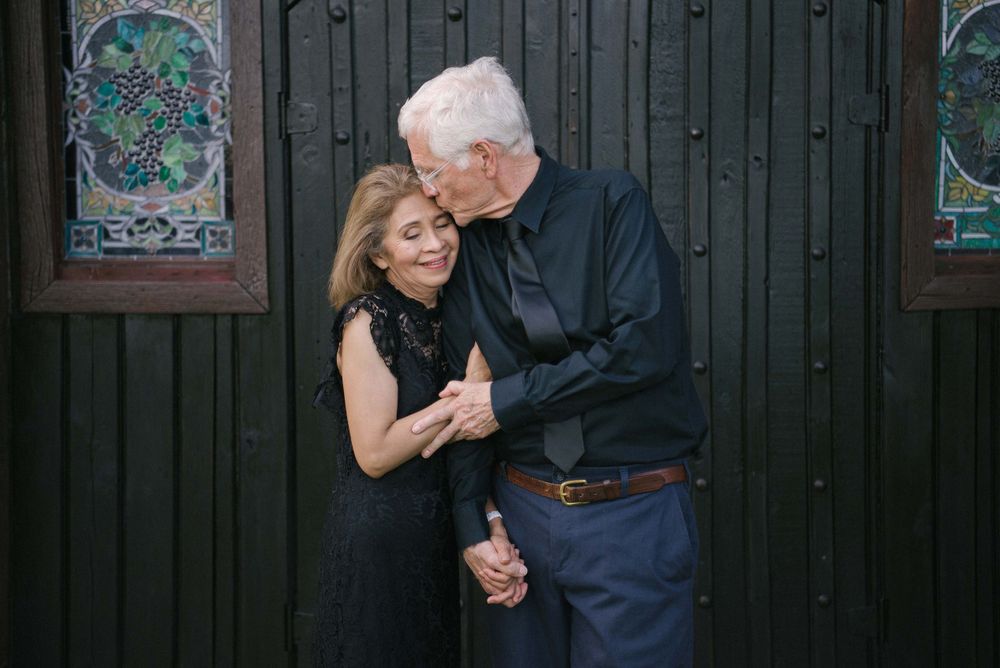 old couple kissing. family photo shoot. azenda events. Edinburg, Texas. Wedding photographer.