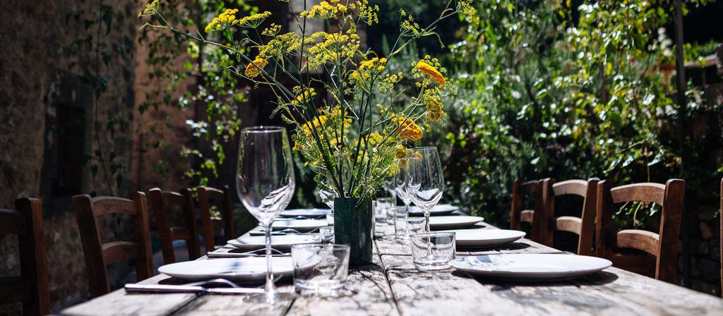 wild flowers and rustic table inspiration for an alternative small wedding in Italy