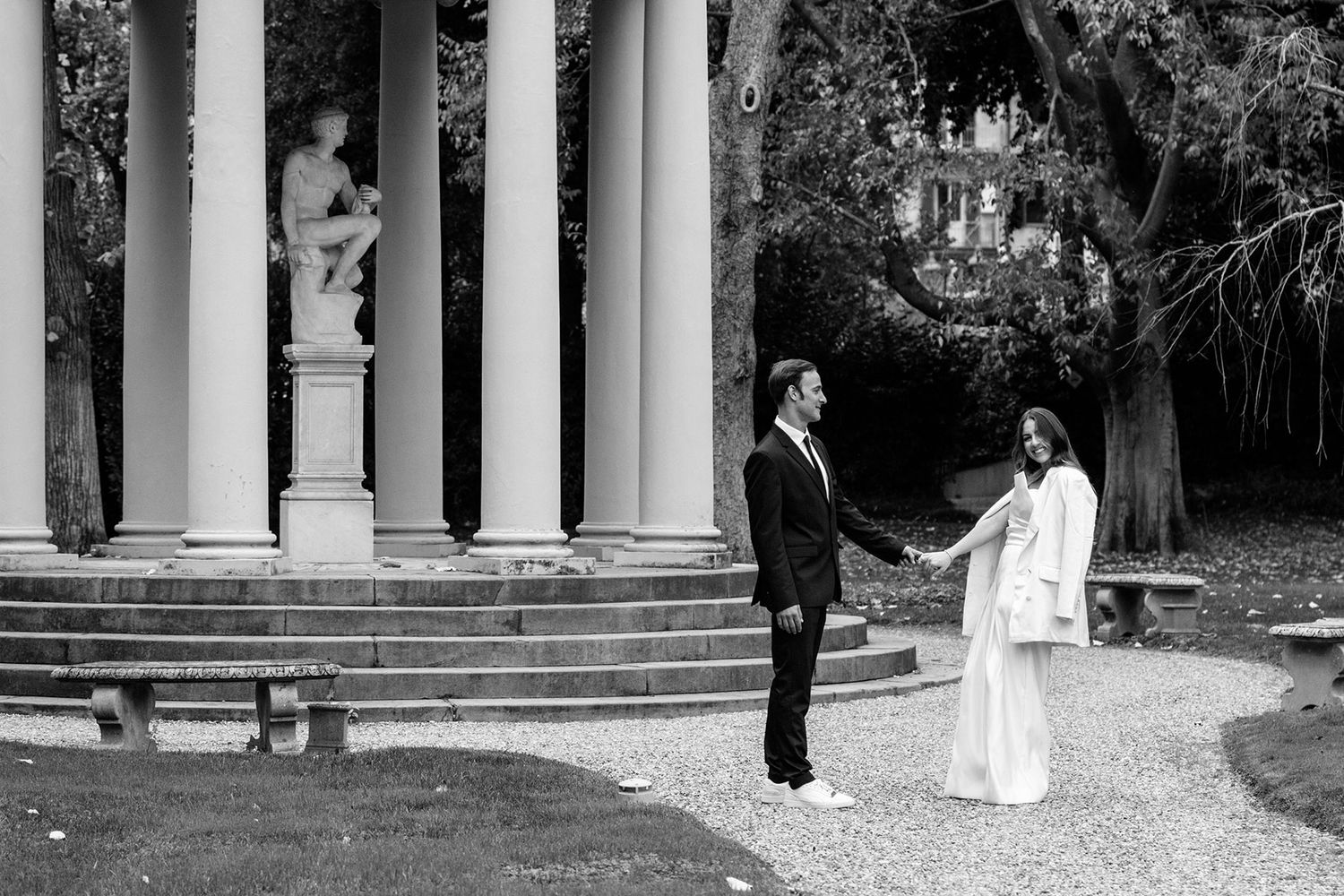 black and white Florence elopement photography at the Four Seasons Hotel