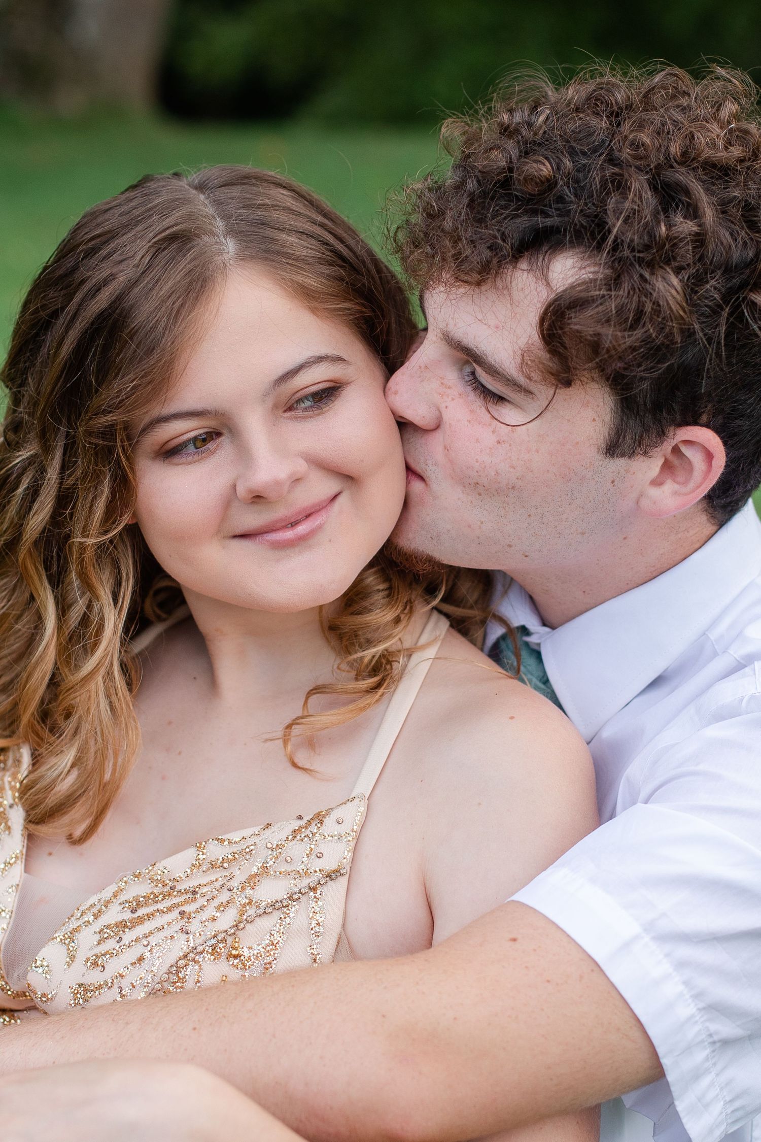 Romantic couple shares tender moments in an outdoor portrait series.