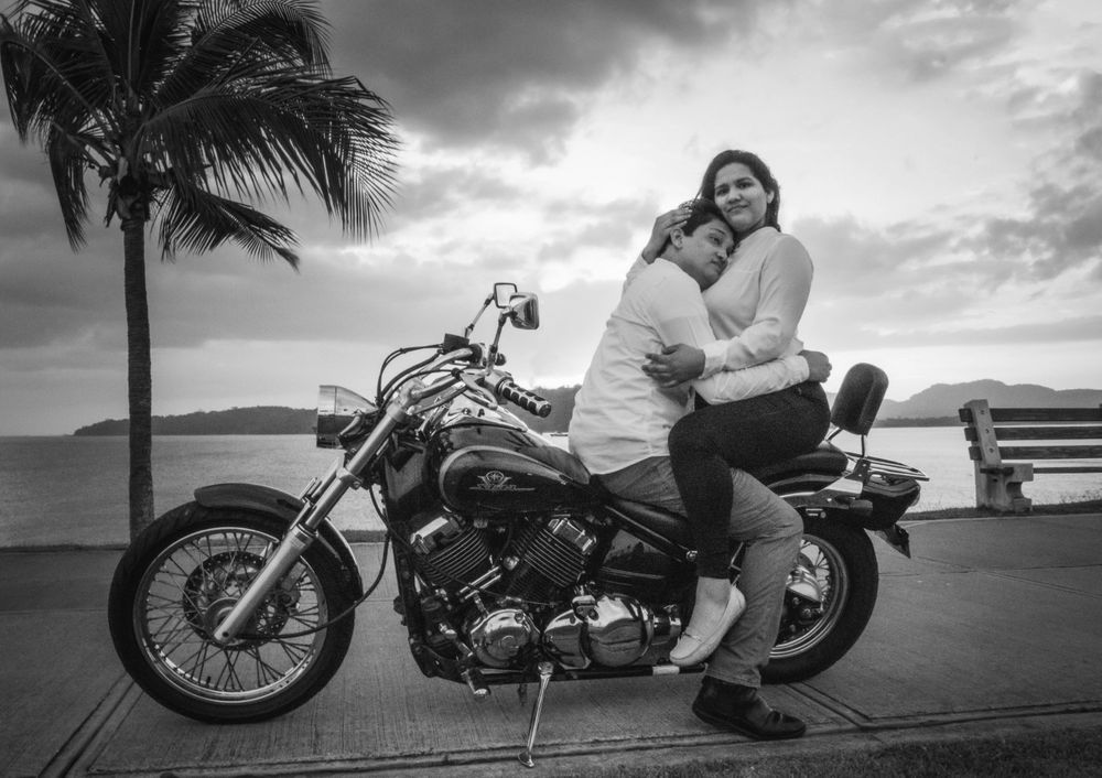 black and white photography pareja