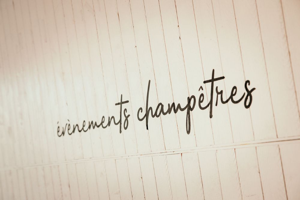 Handwritten French text 'evenements champetres' on white lined paper.