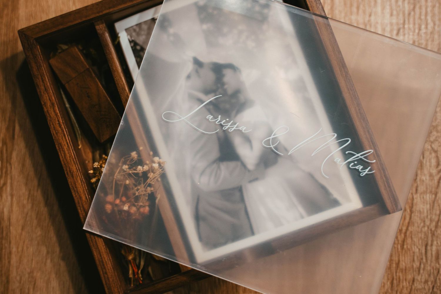 Hochzeitsfotograf Berlin Wedding Photographer Braut Bräutigam Holzbox Usb