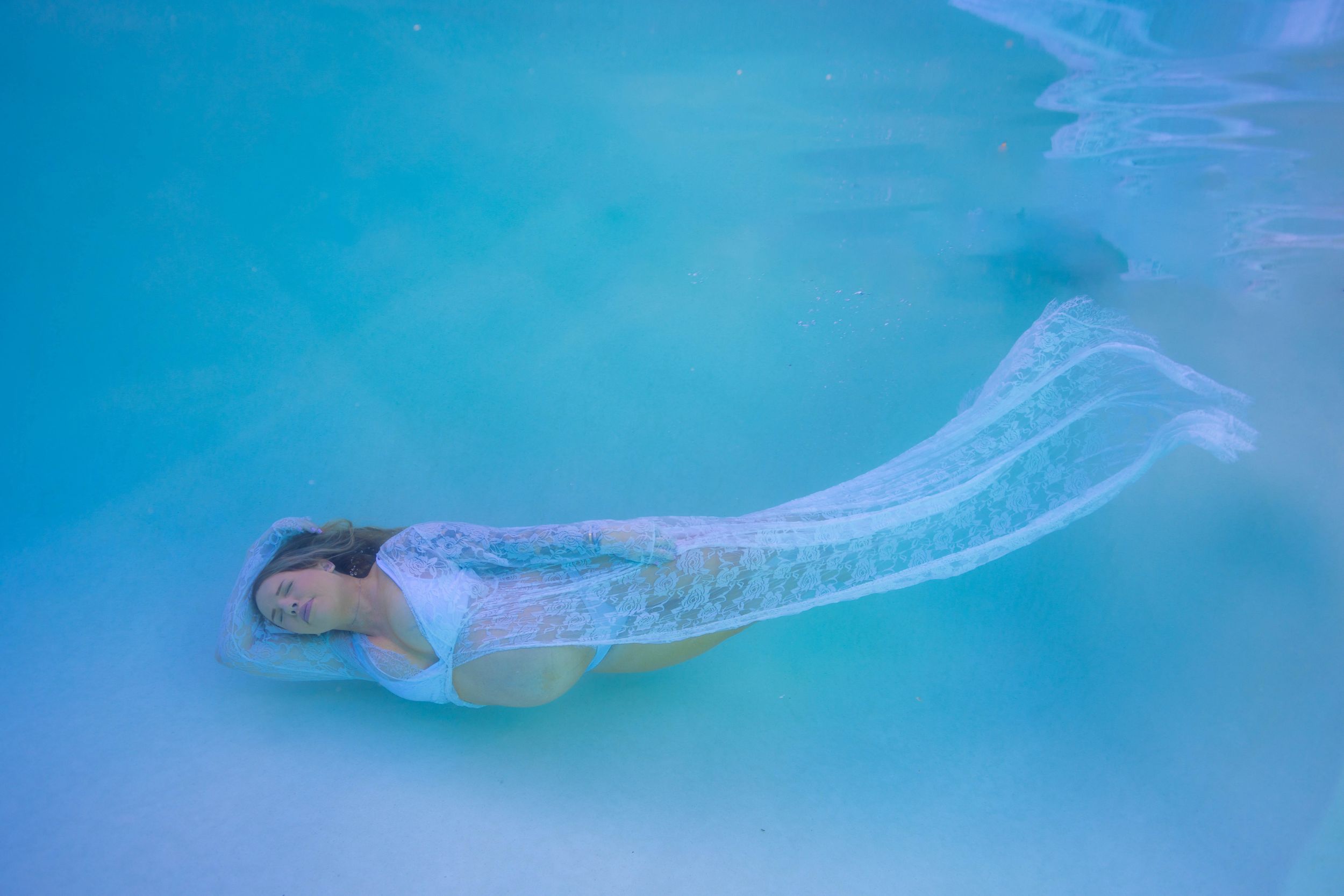 Underwater maternity photo