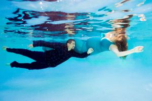 Underwater maternity couple photo