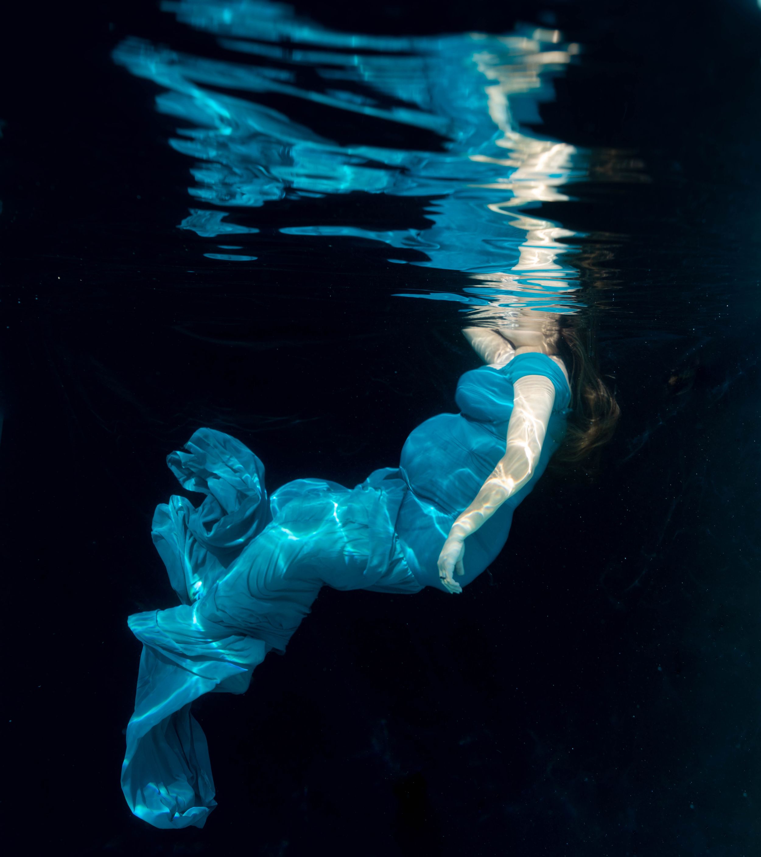 Underwater maternity photo