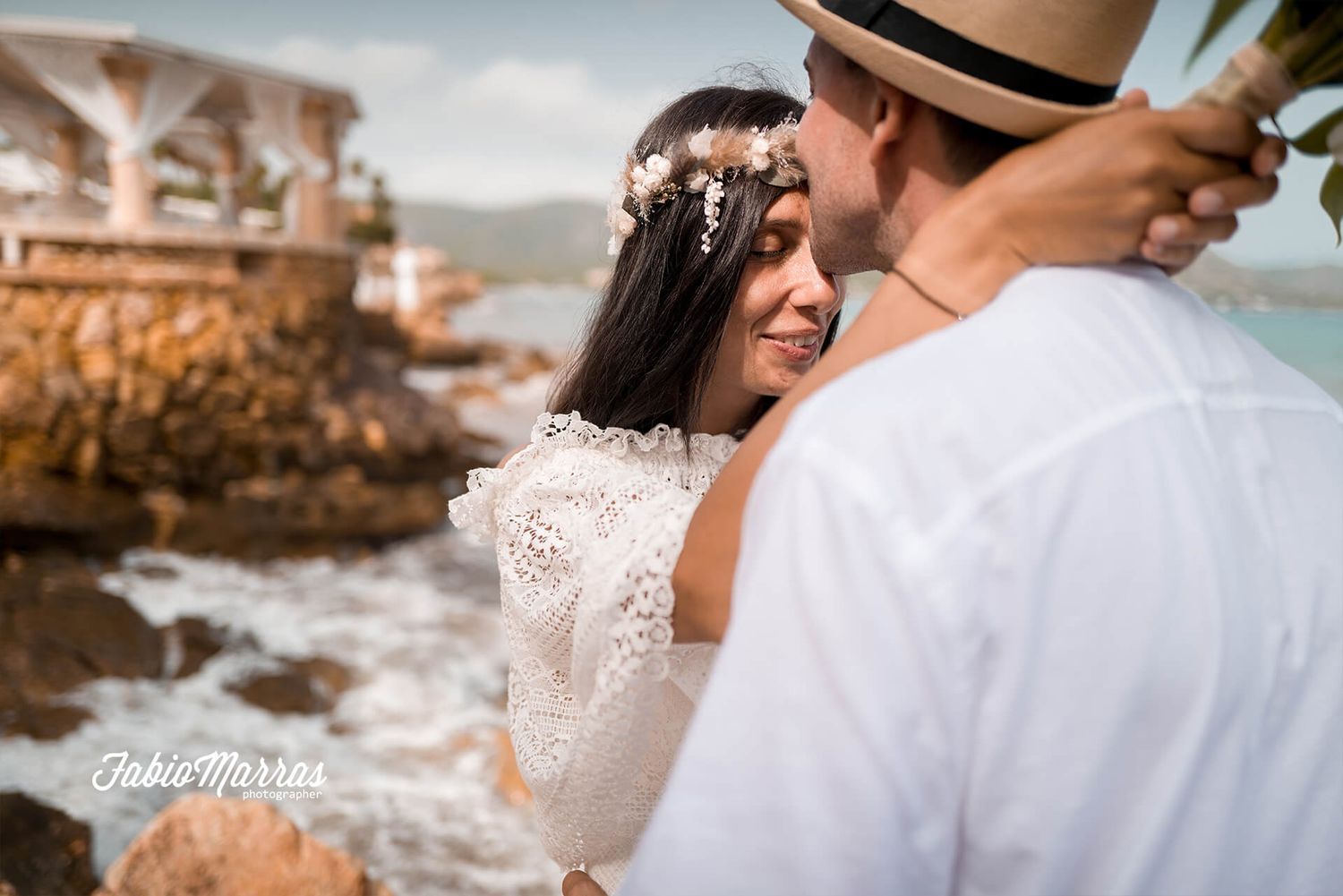Exklusive Hochzeit auf Mallorca: Ein Brautpaar genießt das goldene Licht der Balearen, fotografiert von Fabio Marras