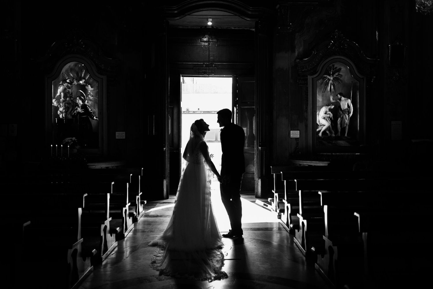 uscita dalla chiesa degli sposi prima del lancio del riso