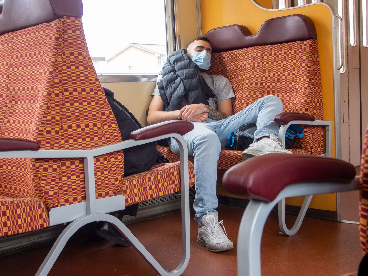 P "pica" alerta os distraídos para o uso de máscara e acorda os dorminhocos na estação certa.