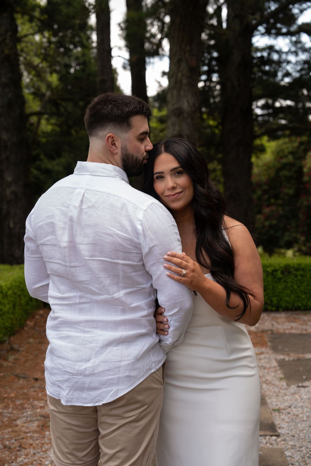 engagement photoshoot of couple hugging