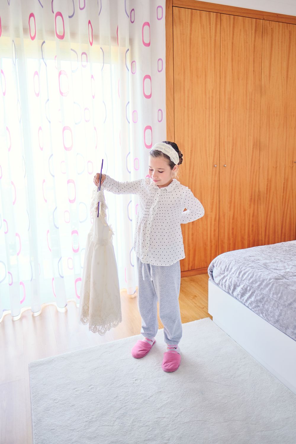 Menina a pegar no vestido de comunhão