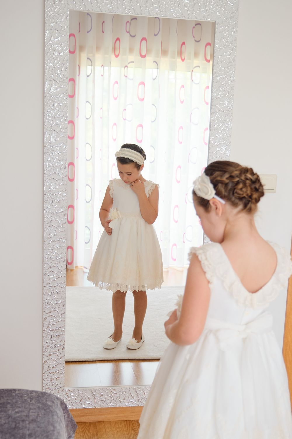 menina de comunhão arranjar o vestido