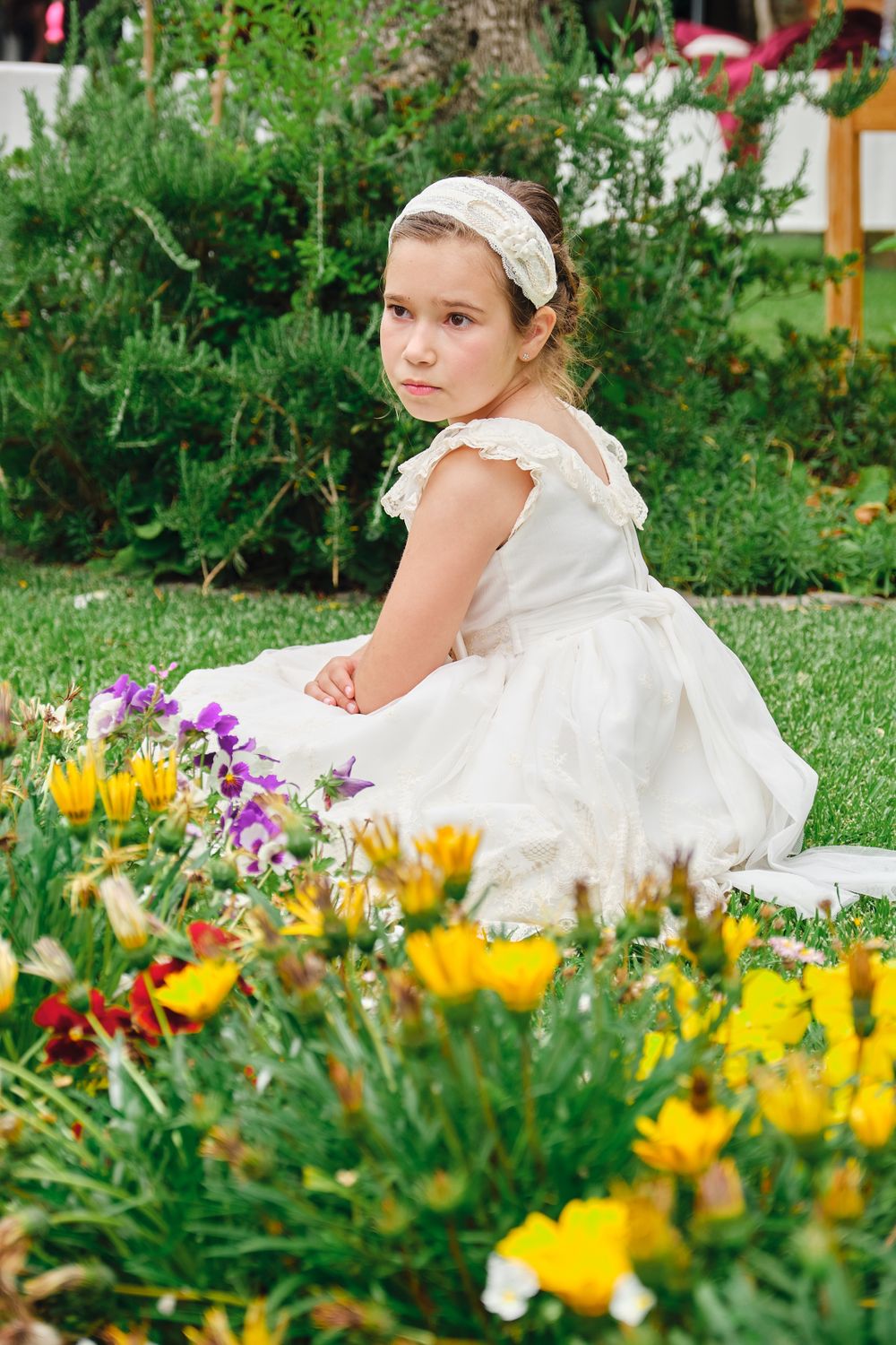 menina de comunhão com flores