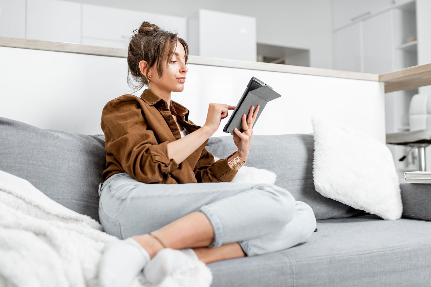 Immobiliensuche zuhause auf der Couch