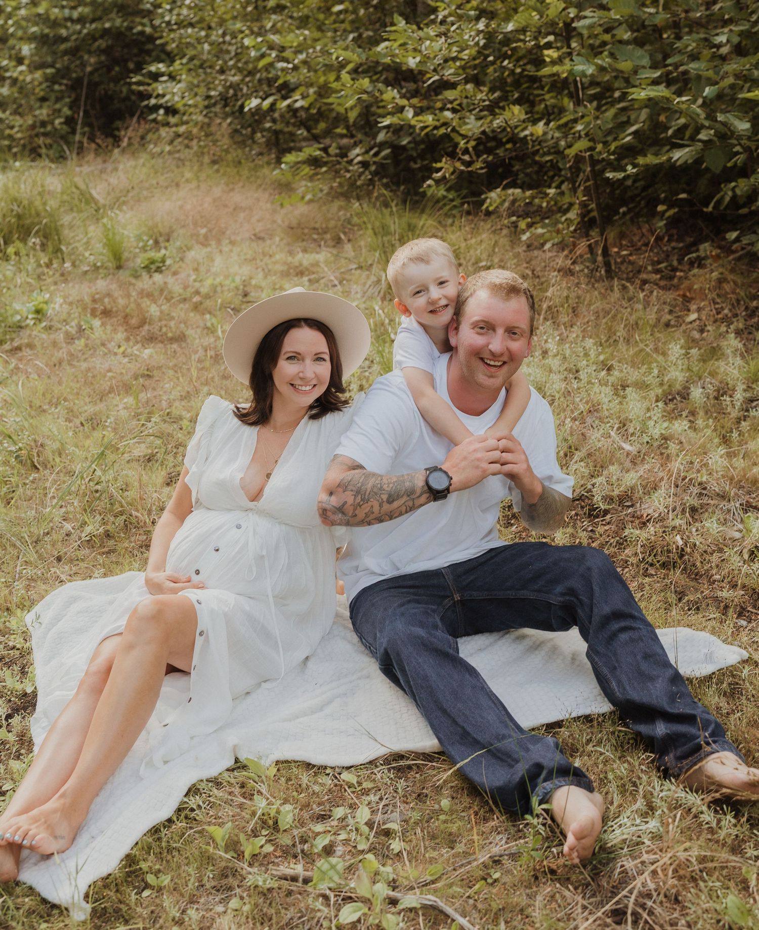 happy-family-portrait-maternity-3-people