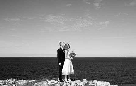 Bröllopsfotografering på Högklint, Gotland. Svartvit bil på klippan  med himlen och havet i bakgrunden.