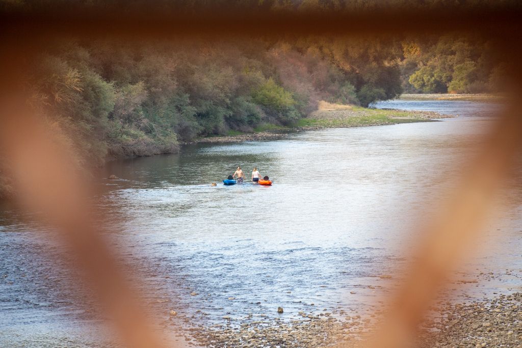 gunnii sack photography, bridge shoot, river shoot, amador county photographer, anniversary shoot, amador county video