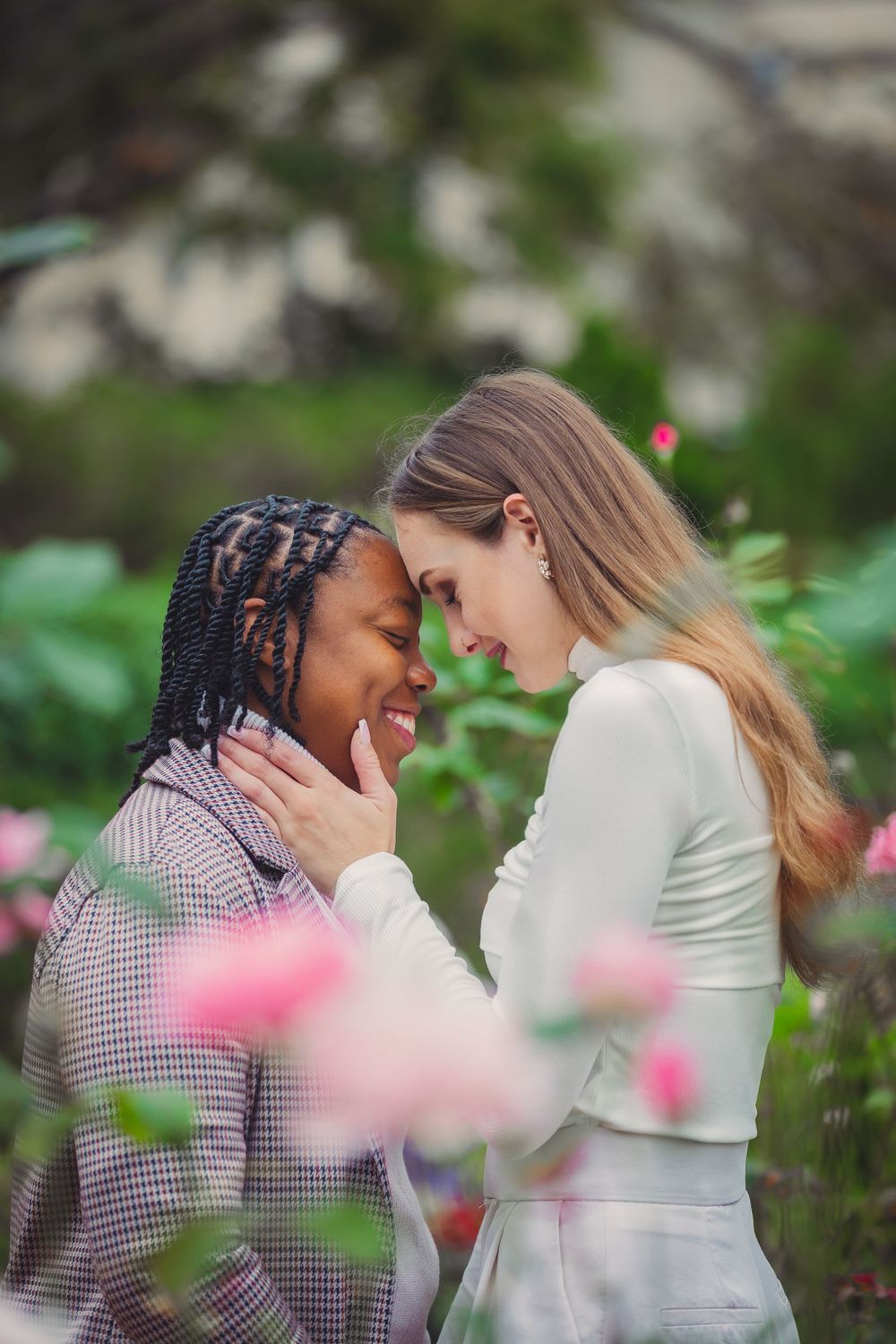 intimate-engagement-photo-lesbian-couple