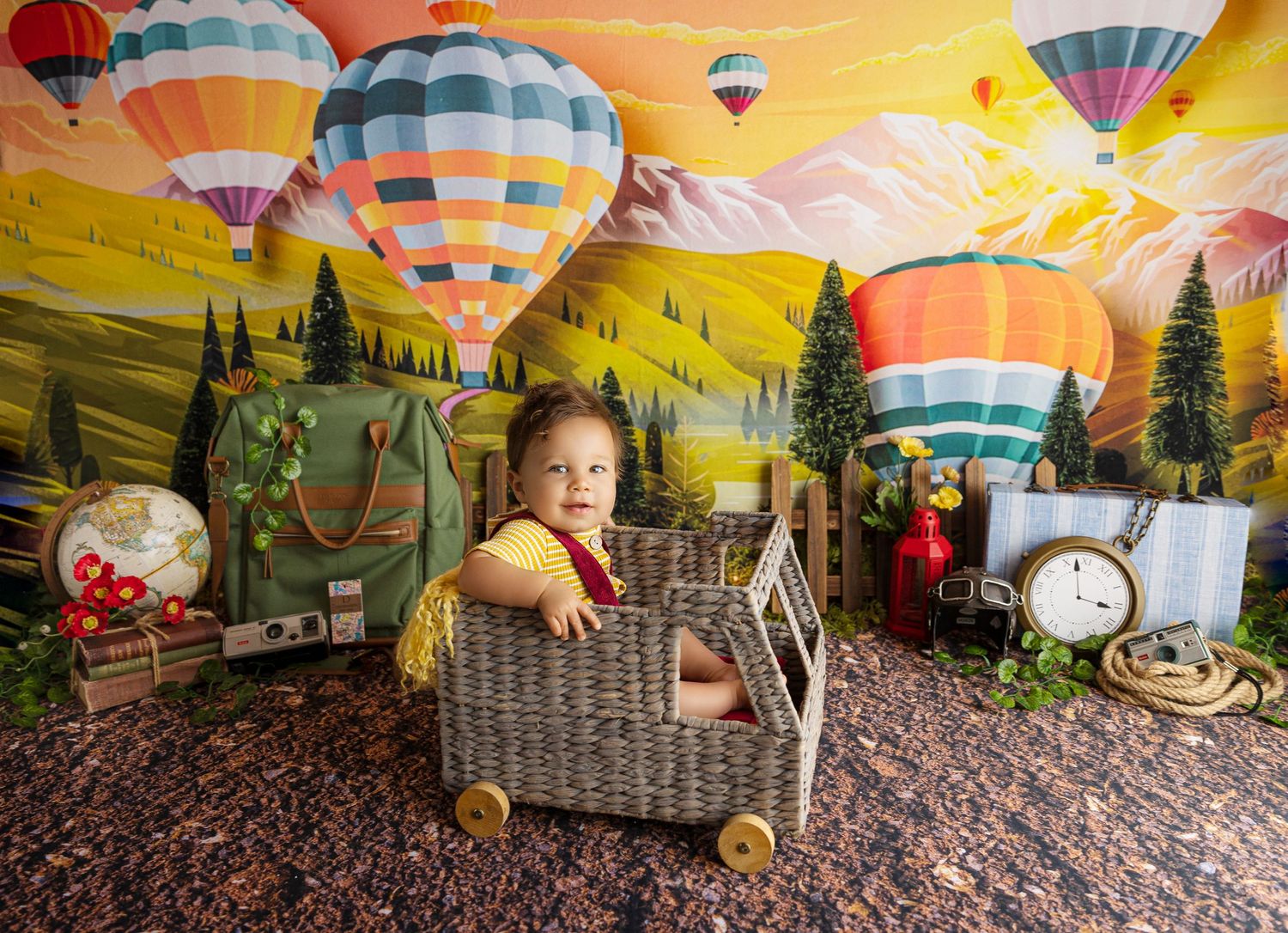 detres photography fotografa de bebes en ponce bebe sentado en canasta en forma de carro en escenario de hot air balloons