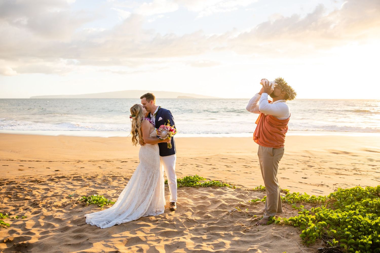 Aihara Visuals Photography captured this romantic beach elopement at Po'olenalena Beach In Wailea, Maui, Hawaii.