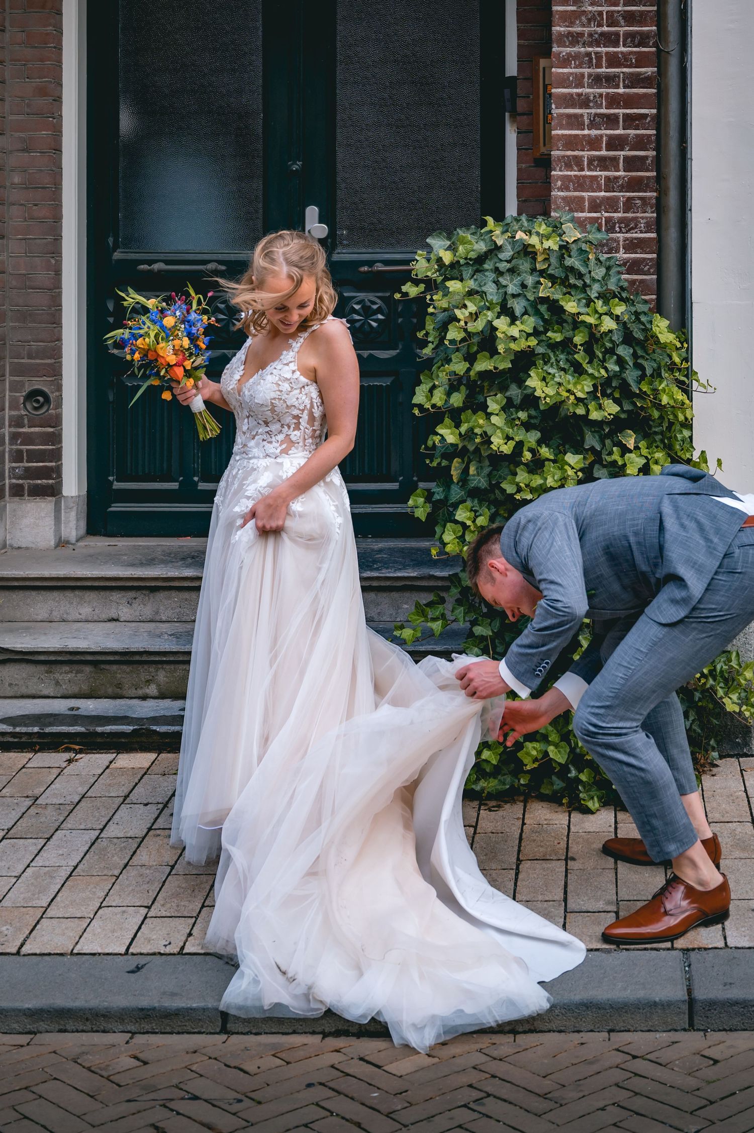 Spontane foto van bruidspaar met beweging