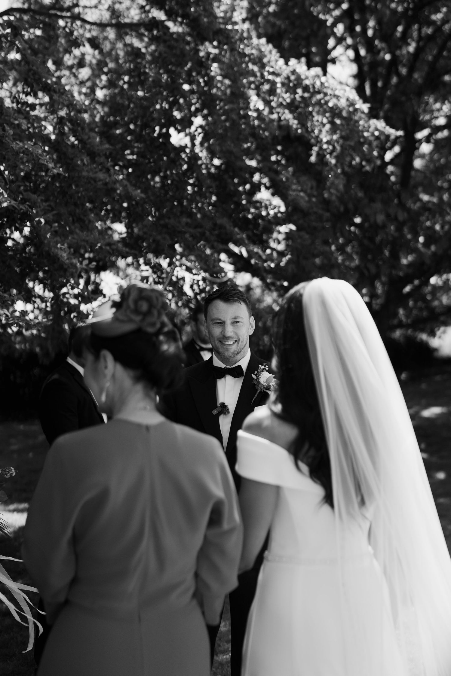 bride-and-groom-stockton-house-outdoor-wedding-ceremony