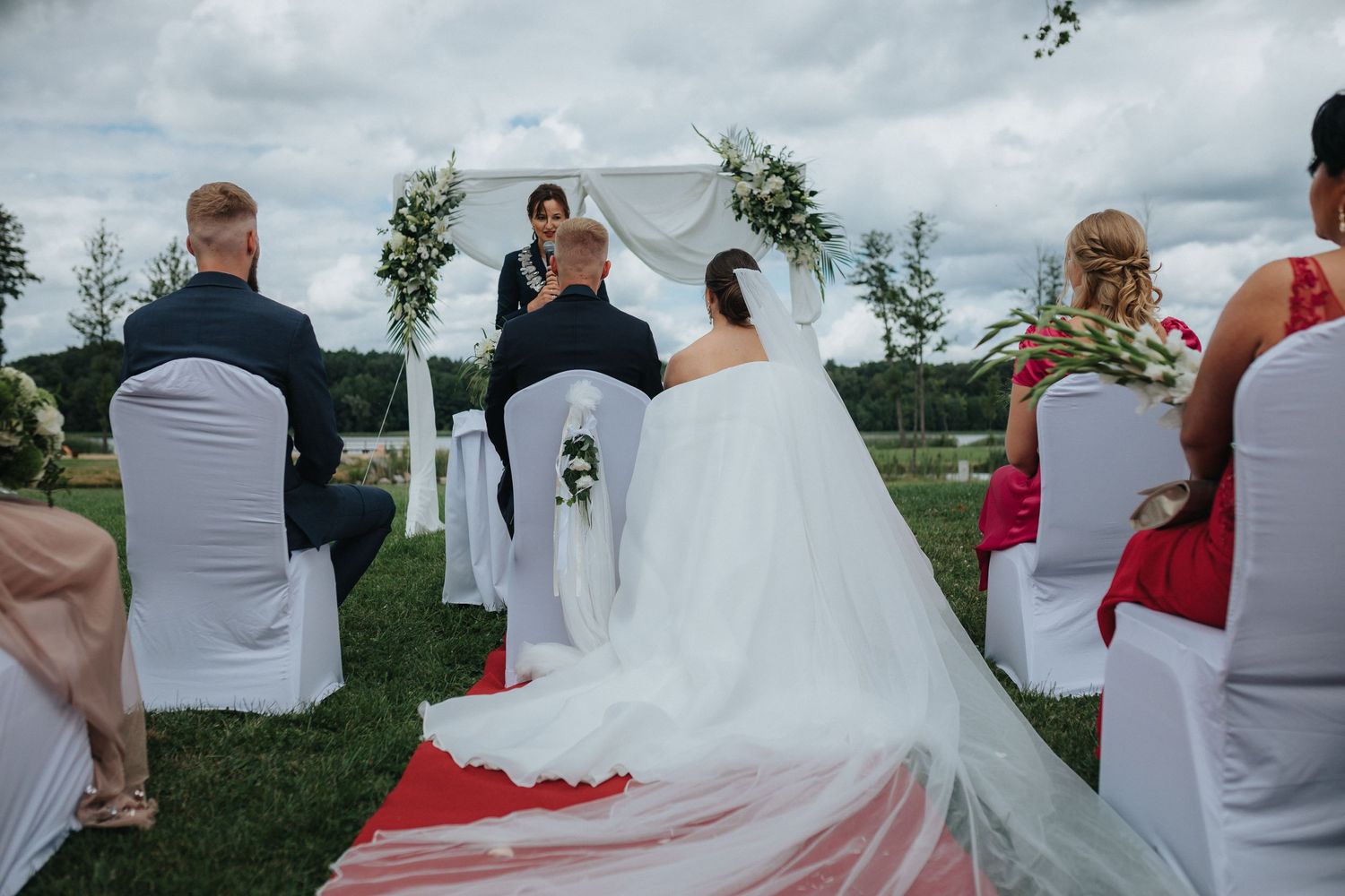 ślub cywilny nad brzegiem jeziora w plenerze.Wojciech Grzegorczyk fotograf ślubny