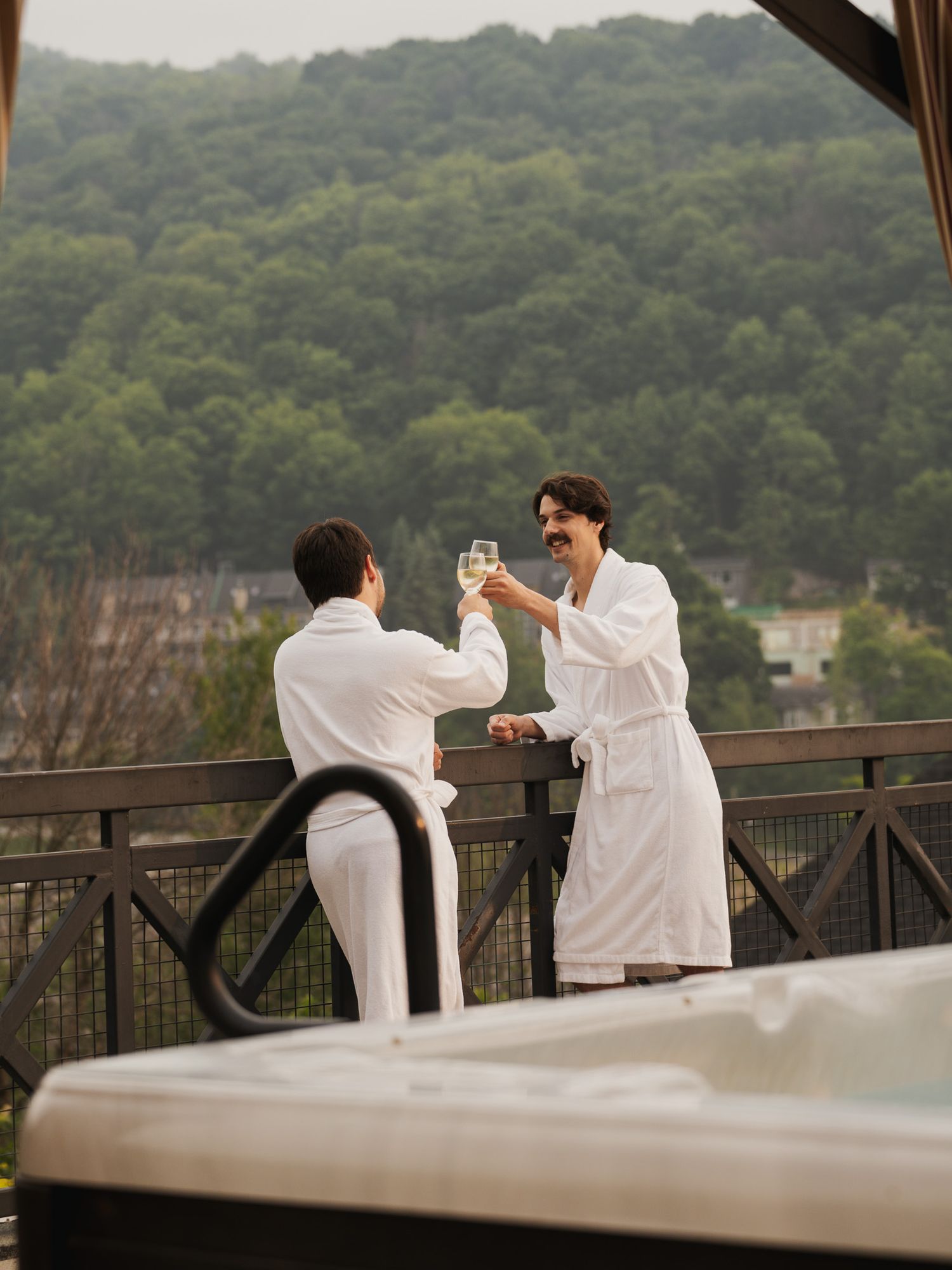 Domaine Château Bromont piscine spa vin mousseux chambre gastronomie bar cocktail Gaelle Tremblay