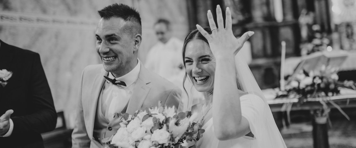 Družinska fotografija na prostem, kjer se družina smeji in objema.