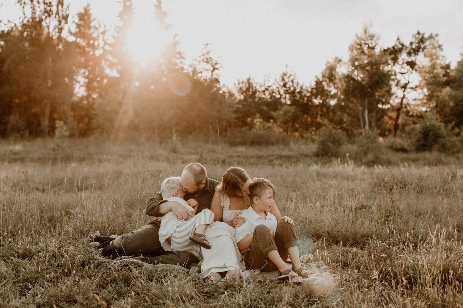 familjefotografering med mycket närhet och kärlek