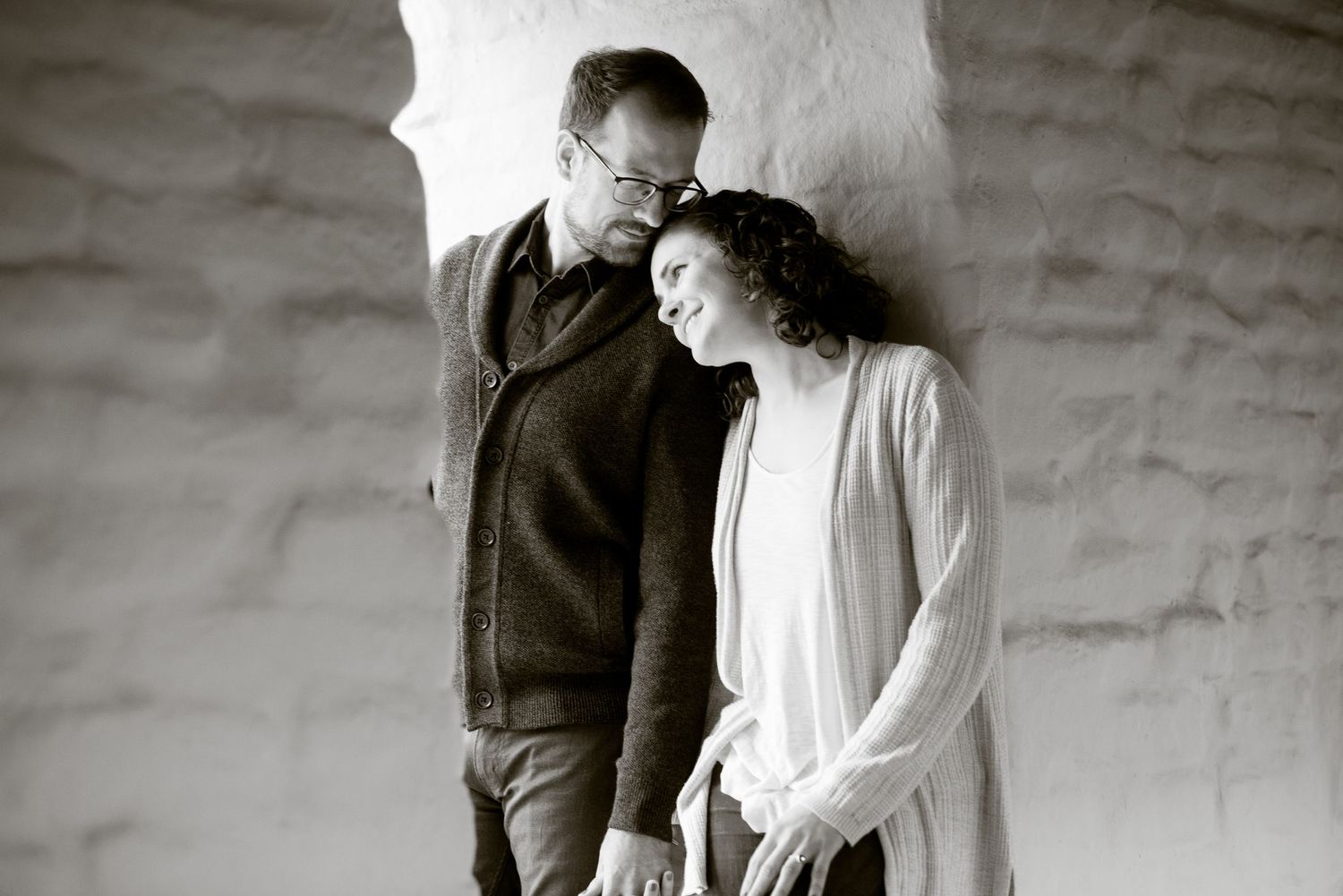 Black and White portrait of couple leaning on the mission, Santa Clara University, CA