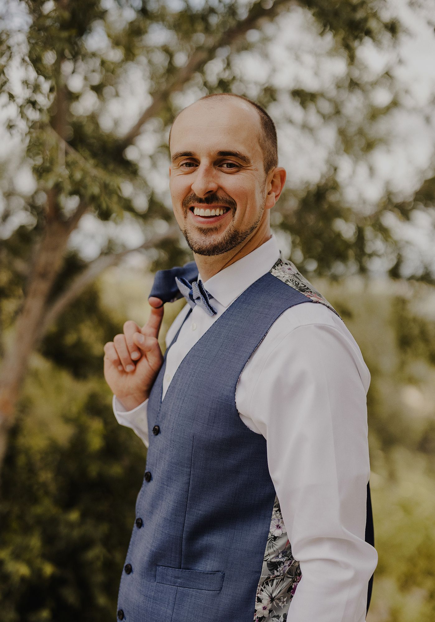 E Noelle Photography in-home wedding in Hidden Hills Los Angeles, candid of groom and groomsmen