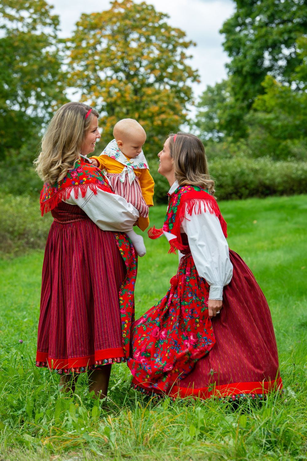 Dopbild med mamma och moster i färgglad folkdräkt