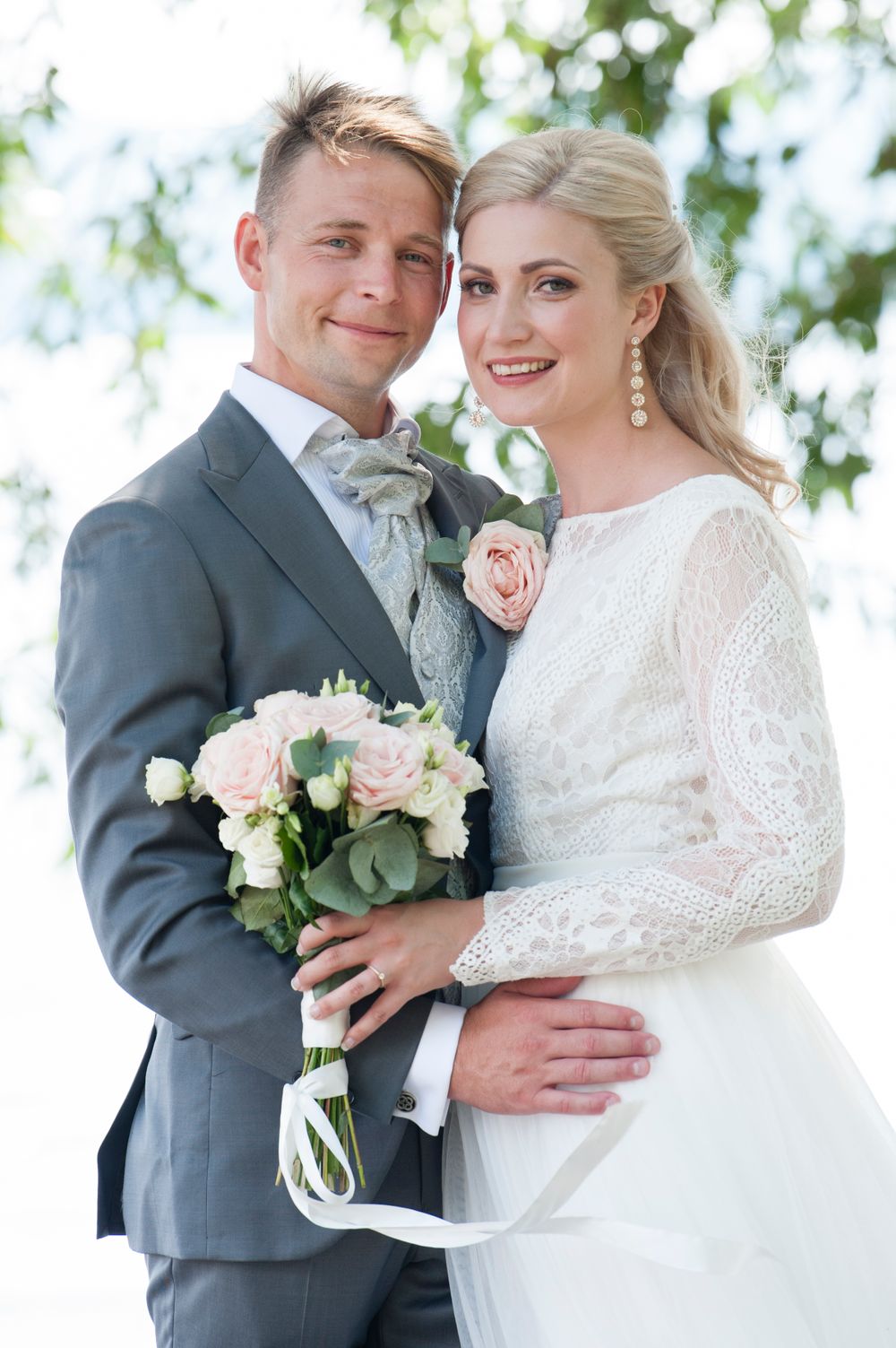 Porträttfotografering på brudpar under träd