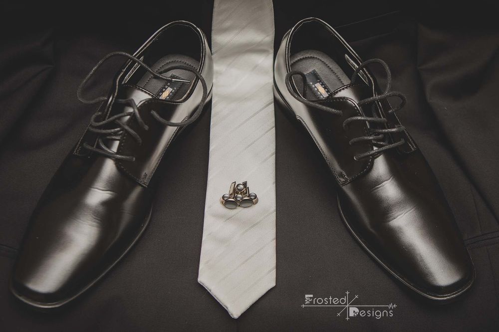 Grooms shoes, cufflinks and tie.