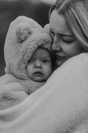 Mamma med sin nyfödda bebis