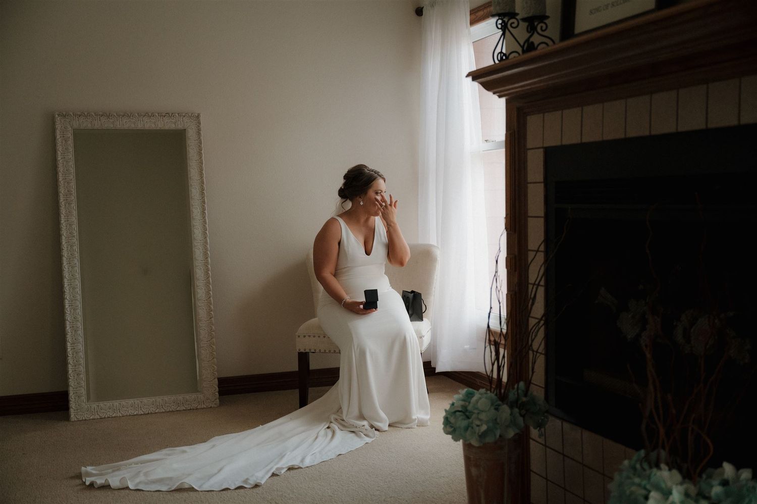 bride getting ready at suite of Fannin Oaks wedding venue in Madisonville, Tx